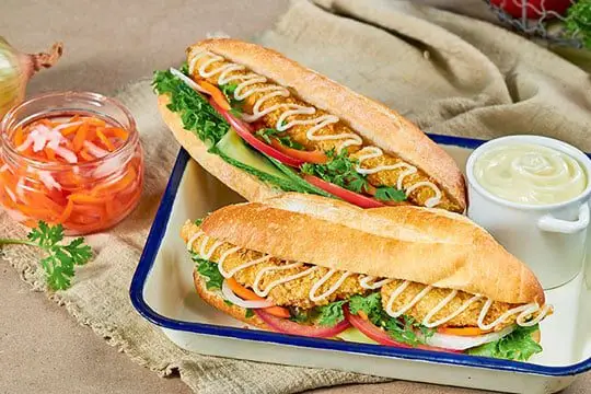 B&aacute;nh m&igrave; kẹp c&aacute; chi&ecirc;n x&ugrave;