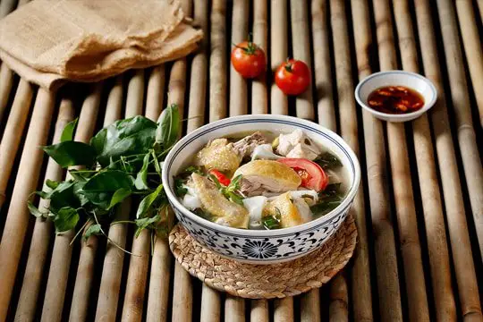 Canh g&agrave; măng chua l&aacute; giang