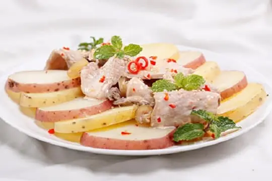 201304251143050000001 mon ngon moi ngay salad khoai tay tron be thui 1