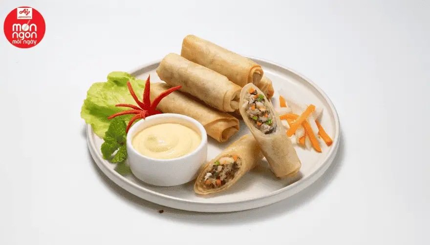 Chả gi&ograve; l&agrave; một m&oacute;n ăn đặc trưng của ng&agrave;y Tết Việt, nổi bật với lớp vỏ gi&ograve;n rụm, nh&acirc;n b&ecirc;n trong đậm đ&agrave;, thơm ngon.