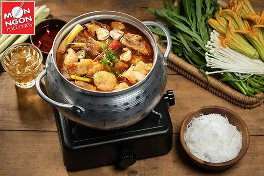 Lẩu g&agrave; chua cay