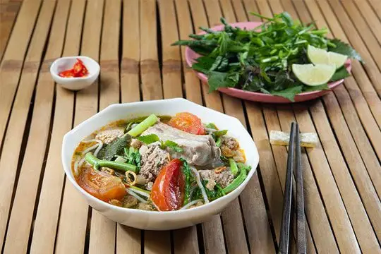 canh b&uacute;n sườn ri&ecirc;u cua