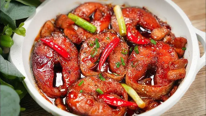 B&ecirc;n cạnh thịt, c&aacute; cũng l&agrave; thực phẩm dễ t&igrave;m, dễ nấu ra c&aacute;c m&oacute;n kho ngon