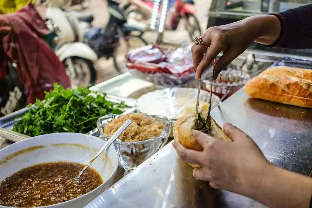 B&aacute;nh m&igrave; l&agrave; m&oacute;n ăn s&aacute;ng quốc d&acirc;n ở S&agrave;i G&ograve;n