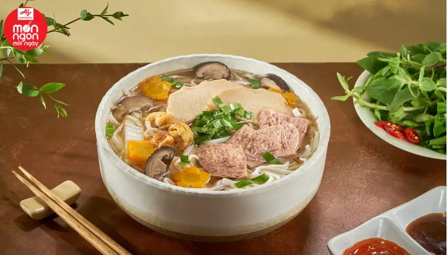 Phở chay hương vị đặc trưng nhưng nhẹ nh&agrave;ng, kh&ocirc;ng qu&aacute; ngọt như phở nước d&ugrave;ng từ thịt