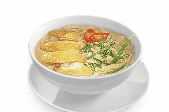 Kh&ocirc;ng đậm b&eacute;o như phở b&ograve;, phở g&agrave; thanh m&aacute;t, &iacute;t b&eacute;o, c&oacute; thể ăn c&ugrave;ng trứng non b&eacute;o để tăng vị ngon cho m&oacute;n ăn
