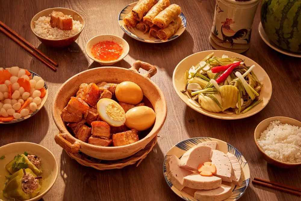 Kh&ocirc;ng cần chuẩn bị qu&aacute; cầu kỳ, c&aacute;c m&oacute;n ăn thơm ngon thường ng&agrave;y như thịt kho, cải chua cũng được d&ugrave;ng để chi&ecirc;u đ&atilde;i trong ng&agrave;y giỗ 