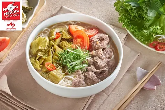 Mẹ nấu bún bò bắp cải chua đổi vị bữa sáng cho cả nhà