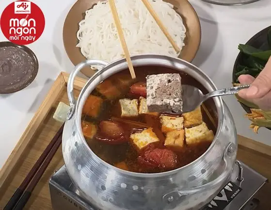 Nấu lẩu cua đồng chuẩn vị miền Tây ngay tại nhà