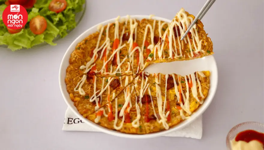 Pizza phiên bản mì gói và bắp: Món ăn “ghiền” của các bé
