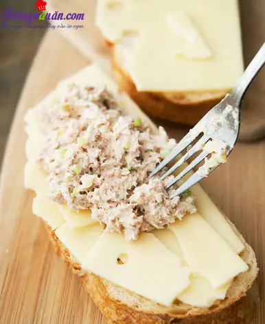 c&aacute;ch l&agrave;m b&aacute;nh m&igrave; kẹp c&aacute; ngừ 6