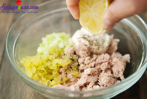 c&aacute;ch l&agrave;m b&aacute;nh m&igrave; kẹp c&aacute; ngừ 3
