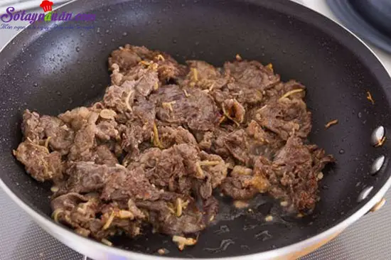 c&aacute;ch l&agrave;m s&uacute;p lơ x&agrave;o thịt b&ograve; 3
