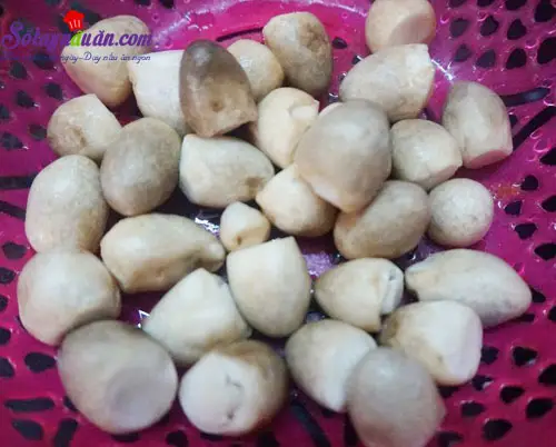 C&aacute;ch l&agrave;m thịt ba chỉ kho nấm rơm đậm đ&agrave; ngon cơm 3