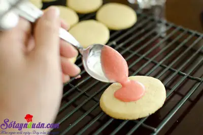 c&aacute;ch l&agrave;m b&aacute;nh quy phủ kem d&acirc;u t&acirc;y 14
