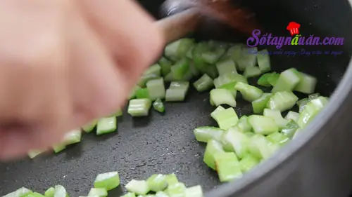 Hướng dẫn m&oacute;n t&ocirc;m x&agrave;o thập cẩm cực thơm ngon 4