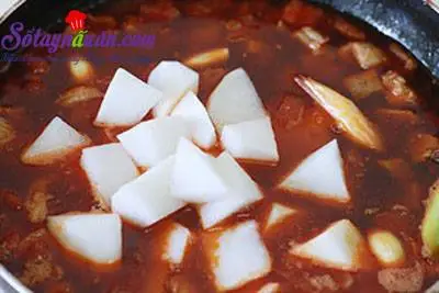 Hướng dẫn m&oacute;n m&igrave; thịt b&ograve; hầm chi&ecirc;u đ&atilde;i cả nh&agrave; ng&agrave;y se lạnh 7