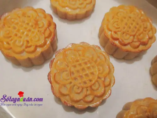 C&aacute;ch l&agrave;m b&aacute;nh trung thu nh&acirc;n custard thơm ngon cho b&eacute; 3 (5)