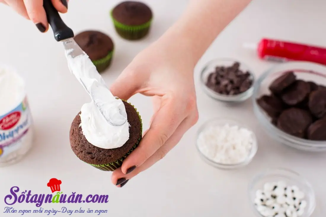 C&aacute;ch l&agrave;m pudding nghĩa địa r&ugrave;ng rợn cho tiệc Halloween