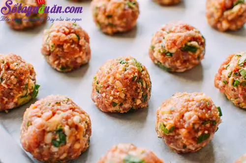 C&aacute;ch l&agrave;m b&aacute;nh m&igrave; kẹp thịt vi&ecirc;n chi&ecirc;n 4