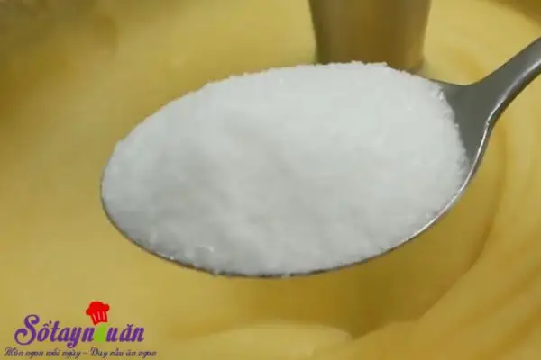 C&aacute;ch l&agrave;m b&aacute;nh r&aacute;n l&uacute;c lắc nh&acirc;n đậu xanh 2