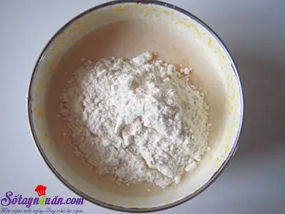 Hướng dẫn l&agrave;m b&aacute;nh bao nh&acirc;n trứng xốp mềm thơm ngon 2