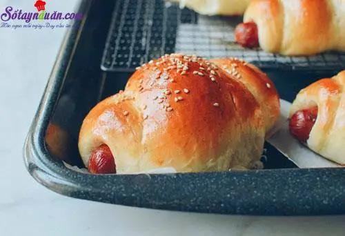 Hướng dẫn l&agrave;m b&aacute;nh m&igrave; cuộn x&uacute;c x&iacute;ch nướng cho bữa s&aacute;ng 5