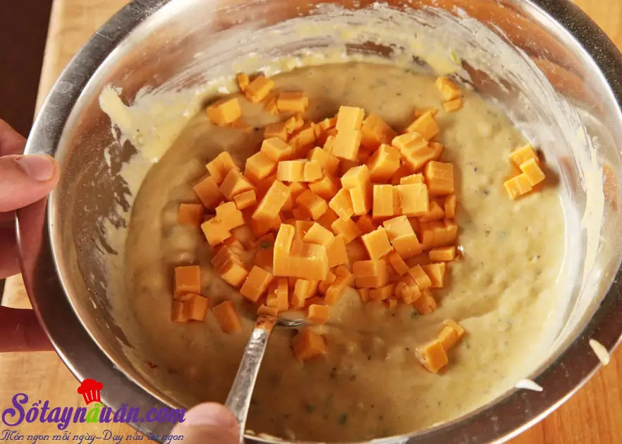 Hướng dẫn l&agrave;m pancake ph&ocirc; mai b&eacute;o ngậy nh&acirc;n bắp x&agrave;o 3