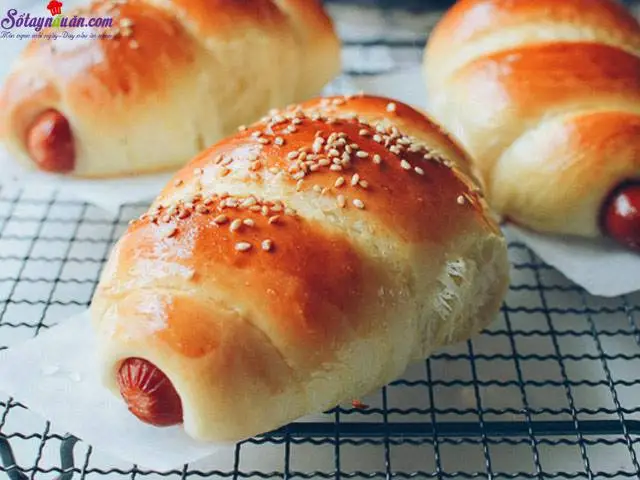 Hướng dẫn làm bánh mì cuộn xúc xích nướng cho bữa sáng