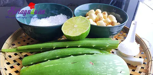 Hướng dẫn nấu ch&egrave; nha đam hạt sen thơm m&aacute;t ng&agrave;y h&egrave;