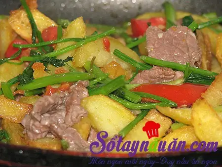 Bò Xào Khoai Tây Chiên: Món Lạ Miệng Đổi Vị Bữa Cơm