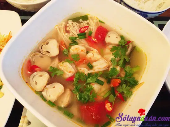 Canh tôm chua kiểu Thái