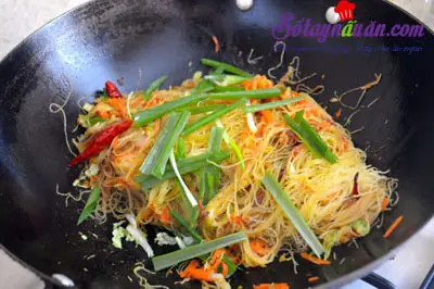 C&aacute;ch l&agrave;m b&uacute;n x&agrave;o phi&ecirc;n bản Singapore lạ m&agrave; ngon 6
