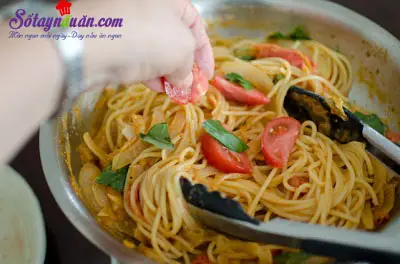 C&ocirc;ng thức cho m&oacute;n spaghetti kim chi dai ngon từng sợi 12