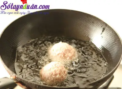 C&ocirc;ng thức thịt vi&ecirc;n trứng c&uacute;t sốt lạ miệng 5