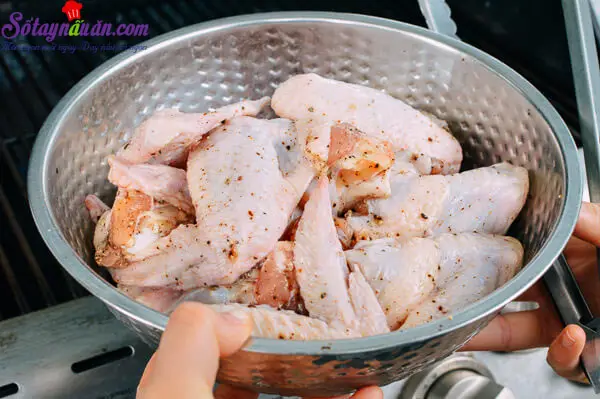 Thịt g&agrave; đang được ướp gia vị