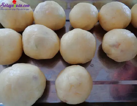 - Tiếp theo, c&aacute;c bạn trộn th&ecirc;m 10g bột m&igrave;, bột ng&ocirc;, bơ, l&ograve;ng đỏ trứng, một ch&uacute;t muối, hạt ti&ecirc;u, đường. C&aacute;c bạn trộn thật đều cho khoai ngấm vị v&agrave; thật mịn, nhuyễn. 11