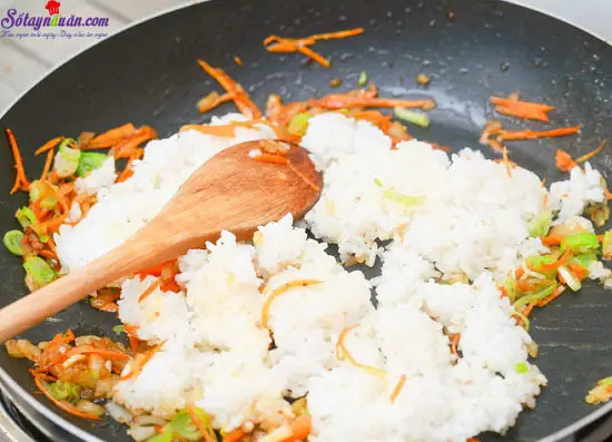 C&aacute;ch l&agrave;m m&oacute;n cơm chi&ecirc;n nhật bản 13