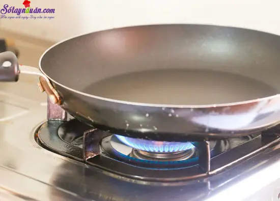 C&aacute;ch l&agrave;m m&oacute;n cơm chi&ecirc;n Nhật Bản 8