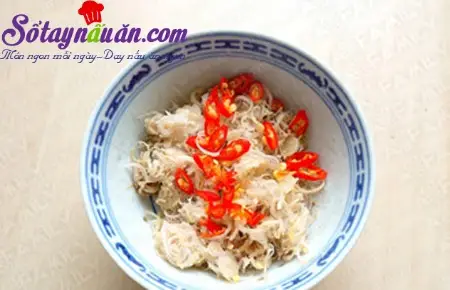 C&aacute;ch nấu m&oacute;n g&agrave; rang xả ớt 2