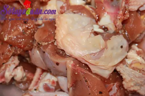 C&aacute;ch nấu m&oacute;n g&agrave; rang xả ớt 1