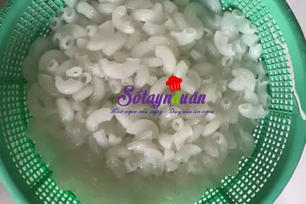 Hướng dẫn c&aacute;ch l&agrave;m nui x&agrave;o thịt heo 1