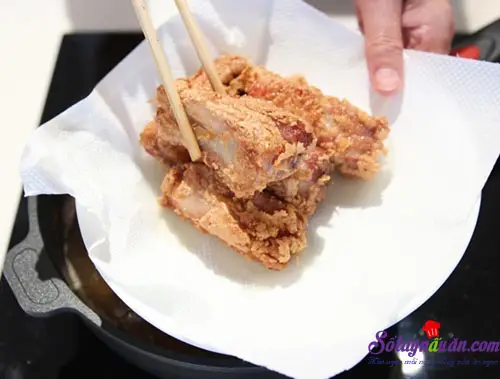 Hướng dẫn m&oacute;n sườn chi&ecirc;n tỏi tẩm bột gi&ograve;n ngon ngất ng&acirc;y 3