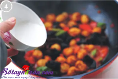 Trứng c&uacute;t x&agrave;o mộc nhĩ chua ngọt 4