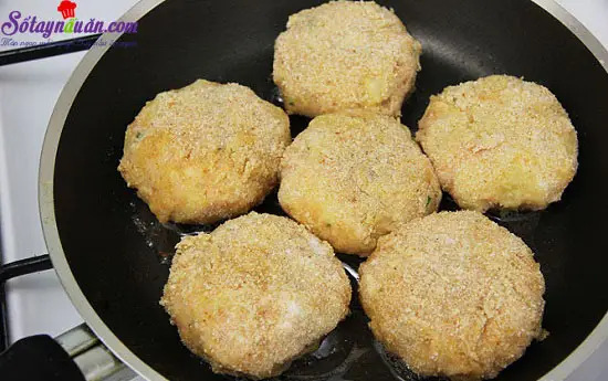 C&aacute;ch l&agrave;m b&aacute;nh c&aacute; hồi khoai t&acirc;y 8