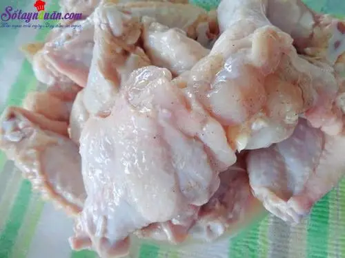 Hướng dẫn l&agrave;m c&aacute;nh g&agrave; sốt chua ngọt si&ecirc;u hấp dẫn 1