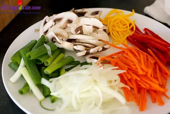 hướng dẫn l&agrave;m miến x&agrave;o thịt b&ograve; rau củ 1