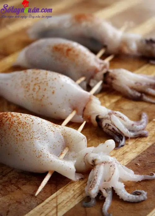 huong-dan-muc-nhoi-thit-nuong-thom-nuc-mui-buoc-3