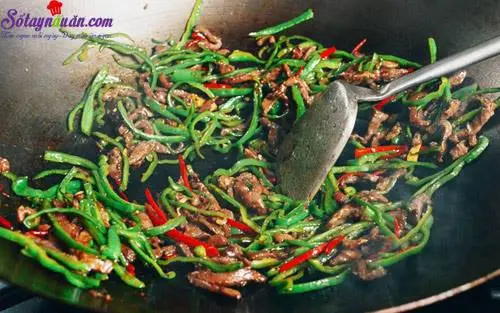 huong-dan-lam-thit-bo-xao-ot-ngon-den-mieng-cuoi-cung-buoc-4