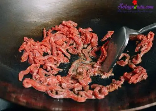 huong-dan-lam-thit-bo-xao-ot-ngon-den-mieng-cuoi-cung-buoc-3